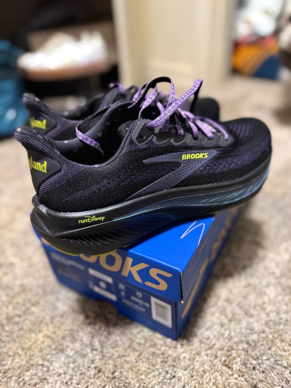 Womens Brooks rundisney size 8 Halloween shoes!